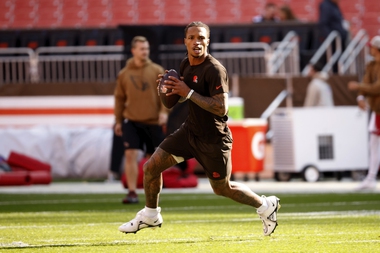 Cleveland Browns quarterback Dorian Thompson-Robinson (17) warms up prior to the start of an NFL football game against the Arizona Cardinals, Sunday, Nov. 5, 2023, in Cleveland.