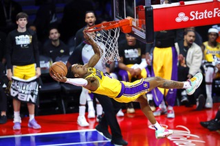 Los Angeles Lakers forward Maxwell Lewis (21) uses an illegal assist to score during the second half of an NBA In-Season Tournament semifinal game against the New Orleans Pelicans at T-Mobile Arena Thursday, Dec. 7, 2023, in Las Vegas.