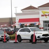 Photo: Customers line up at the In-N-Out drive-thru off H