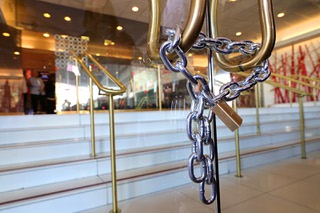 The first chain is shown during a door chaining ceremony at the Tropicana Las Vegas Tuesday, April 2, 2024. Subsequent doors were chained from the inside. A baseball stadium is planned for the site.