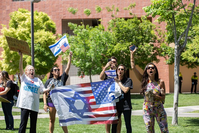 Israeli supporters demonstrate during a pro Palestine rally on UNLV’s campus Wed. May 1, 2024.