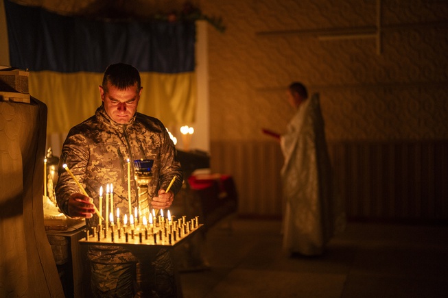 Ukrainians celebrate Easter under war