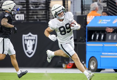 Las Vegas Raiders tight end Brock Bowers (89) carries the ball during a training camp open practice at Allegiant Stadium Wednesday, Aug. 14, 2024.