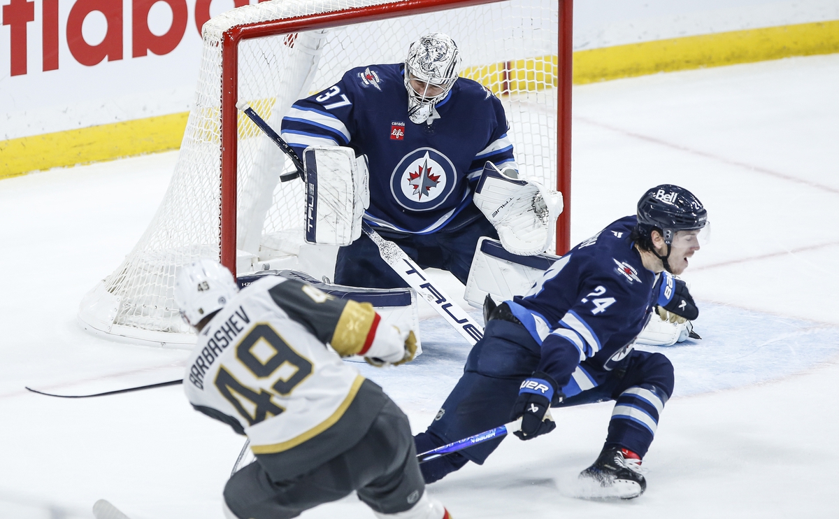 Jets goalie Hellebuyck to undergo arthroscopic procedure on his knee and miss 4 to 6 weeks