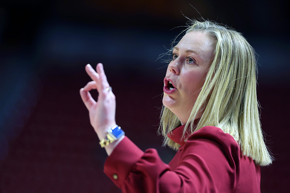 UNLV extends women's basketball coach La Rocque through 2030