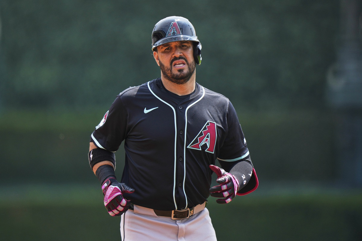 Suárez to Mariners, Durán to Phillies as MLB trade market heats up before Thursday's deadline