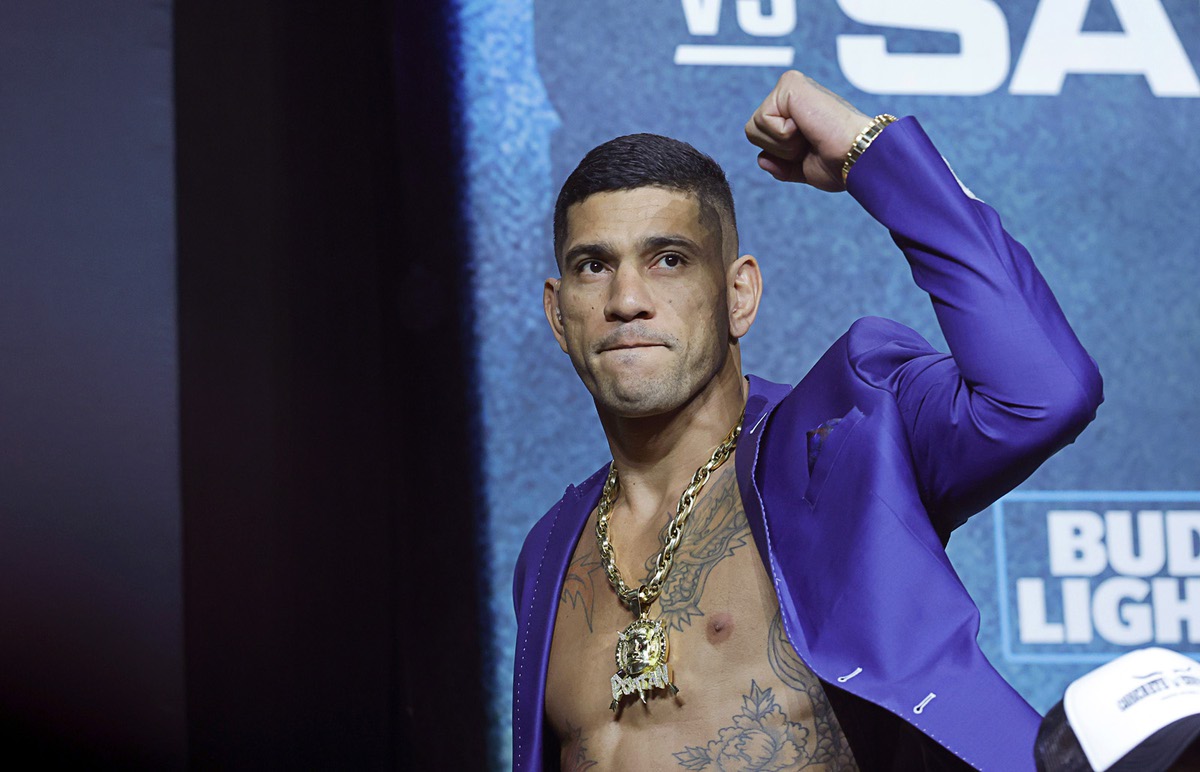 Alex Pereira earns belt back via knockout to cap violent UFC 320