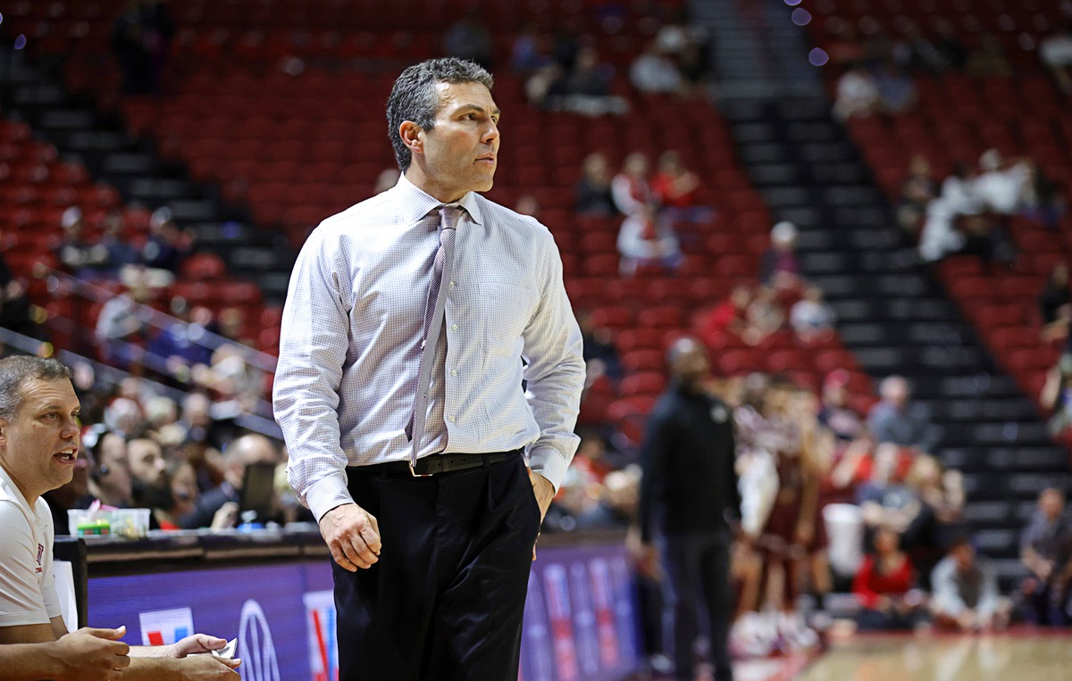 UNLV basketball rolls in Pastner's Memphis homecoming