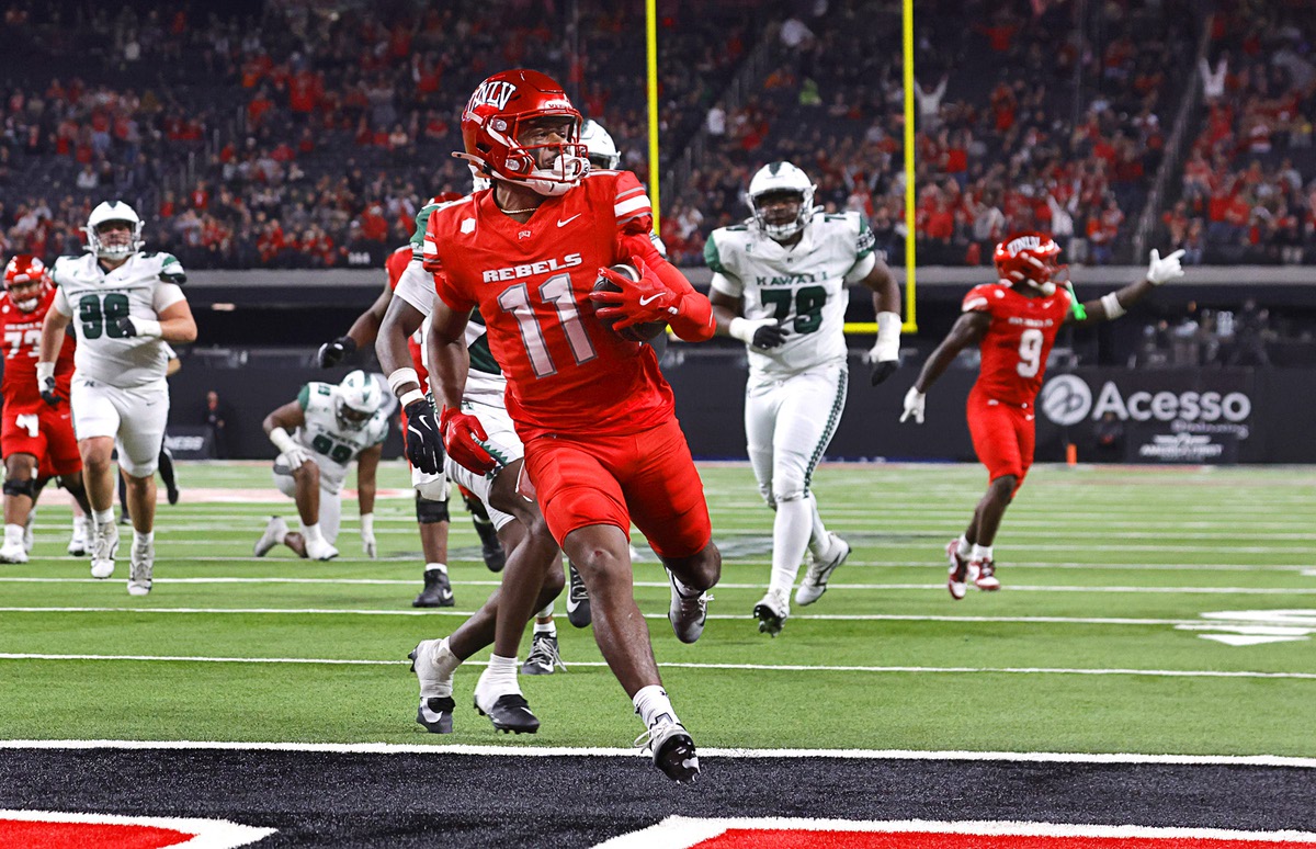 Defense delivers as UNLV rolls past Hawaii, 38-10