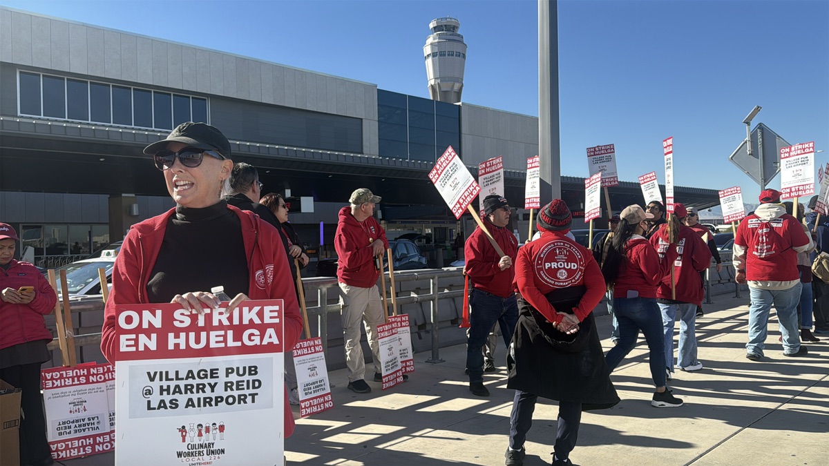 Las Vegas airport workers hold 24-hour strike