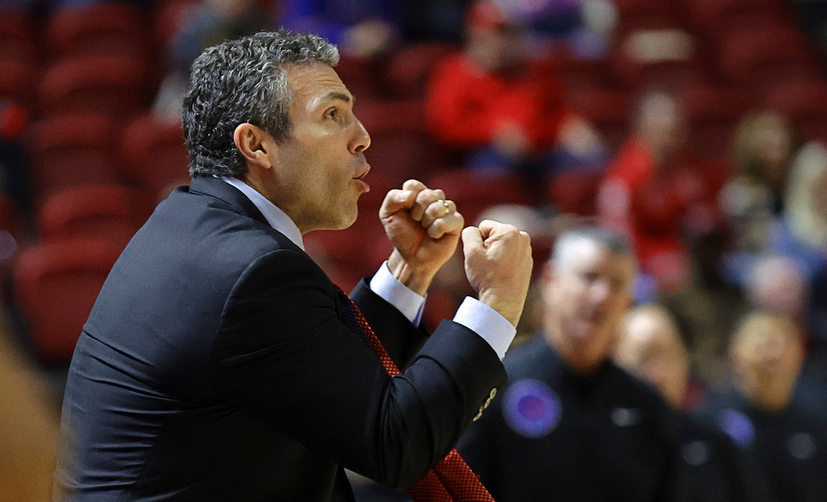 UNLV basketball erases 14-point deficit to upset Utah State