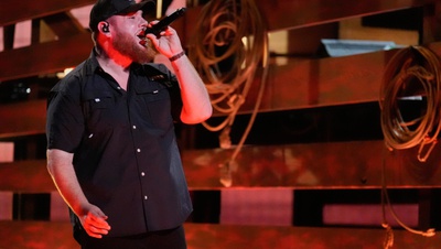 Luke Combs turns Allegiant into intimate, hit-filled party
