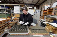 La empresa —conocida por su icónico bolígrafo que escribe en cualquier lugar, desde el espacio exterior hasta bajo el agua— operaba originalmente desde Chicago y Van Nuys, California, antes de trasladarse a Boulder City en 1976.

