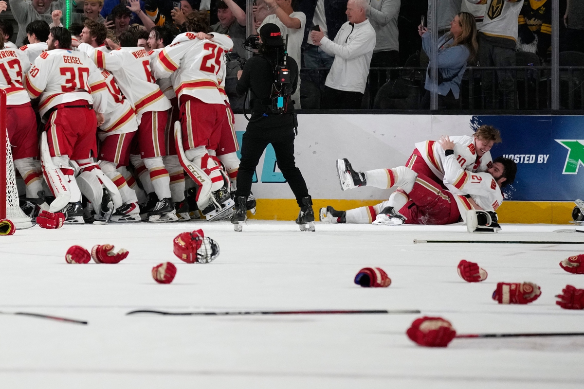 Frozen Four in Las Vegas: Denver beats Wisconsin 2-1 for its 11th national title