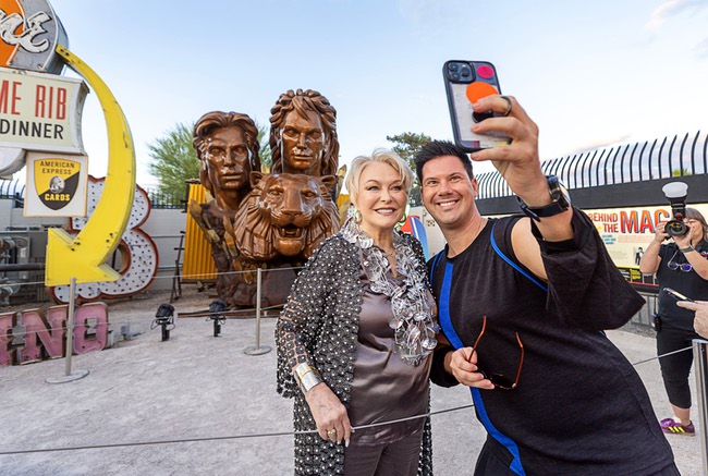 Lynette Chappell, the “evil queen” in the Siegfried & Roy show, poses for a photo with German magician Jochen Stelter before a lighting ceremony for the restored 3,600-lb. Siegfried & Roy statue at the Neon Museum Friday, April 24, 2026. The statue, previously located in front of the Mirage on The Strip for more than 30 years, was donated to the museum after Hard Rock International acquired the property.