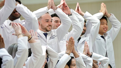 La histórica ceremonia de la bata blanca marca el inicio de la primera promoción de asistentes de anestesiología de Nevada