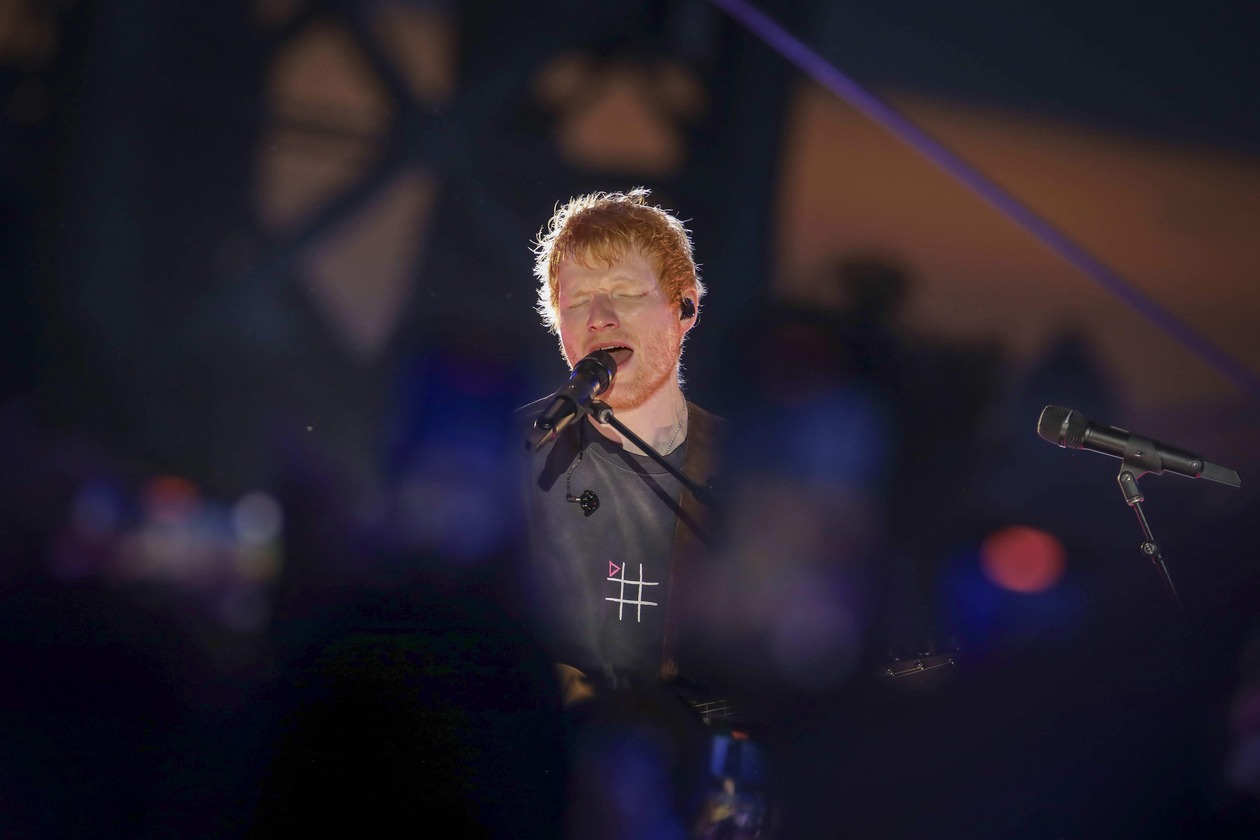 In a taped message before the concert, Ed Sheeran introduced the loop station, the foot-controlled device that lets the solo artist sound like a full band. It was a fitting kick-off for a “LOOP Tour” show built on live layering and self-made sound, a reminder that the stadium-ready spectacle still starts with one man, one guitar and the stubborn, looping persistence that got Sheeran there.

