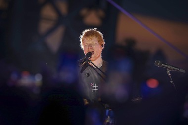 In a taped message before the concert, Ed Sheeran introduced the loop station, the foot-controlled device that lets the solo artist sound like a full band. It was a fitting kick-off for a “LOOP Tour” show built on live layering and self-made sound, a reminder that the stadium-ready spectacle still starts with one man, one guitar and the stubborn, looping persistence that got Sheeran there.

