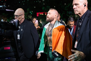 McGregor Loses fight Due to Knee Injury