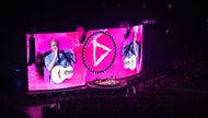 In a taped message before the concert, Ed Sheeran introduced the loop station, the foot-controlled device that lets the solo artist sound like a full band. It was a fitting kick-off for a “LOOP Tour” show built on live layering and self-made sound, a reminder that the stadium-ready spectacle still starts with one man, one guitar and the stubborn, looping persistence that got Sheeran there.

