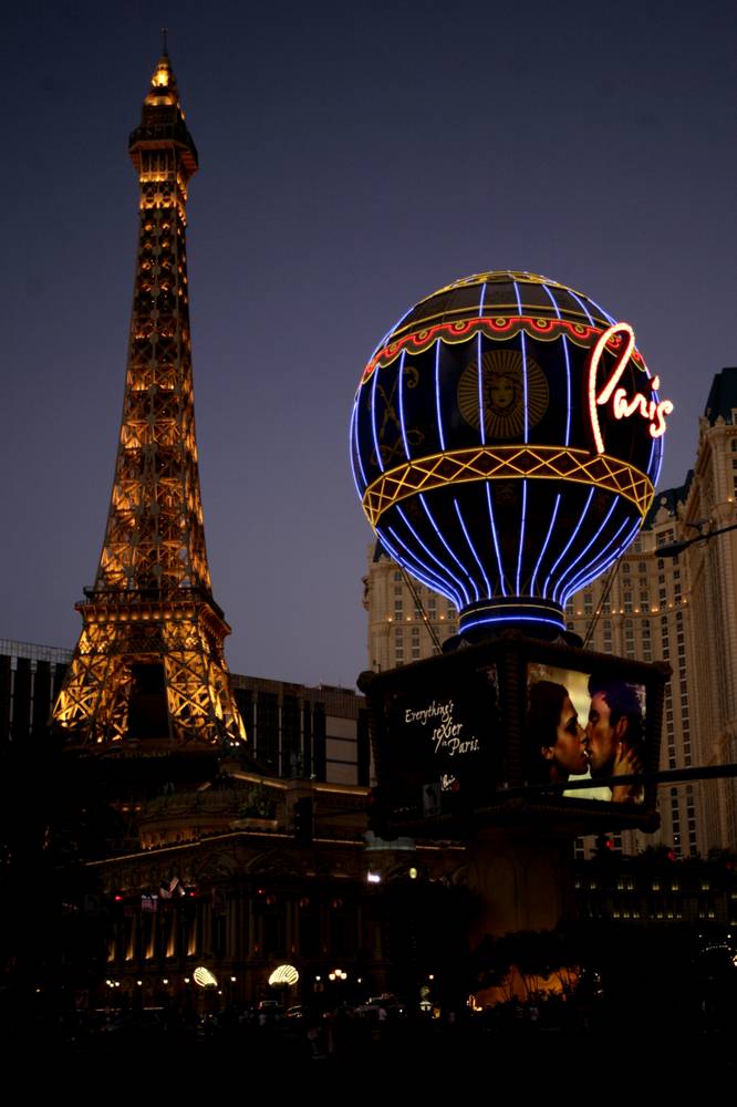 Eiffel Tower replica in Las Vegas debuts new light show